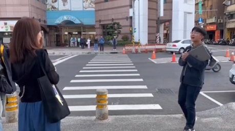 經典片尾曲響起!郭昱晴「街頭被告白」掀回憶殺 摀臉羞喊:超可愛的啦