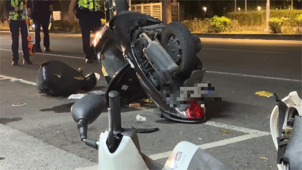 誇張！騎士酒駕撞路停機車　肇事機車翻兩圈倒立路旁