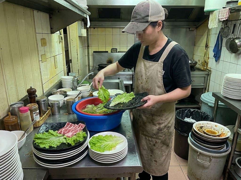 火鍋肉盤「底部鋪生菜」能吃？他驚問「有人煮這個？」釣出官方解答