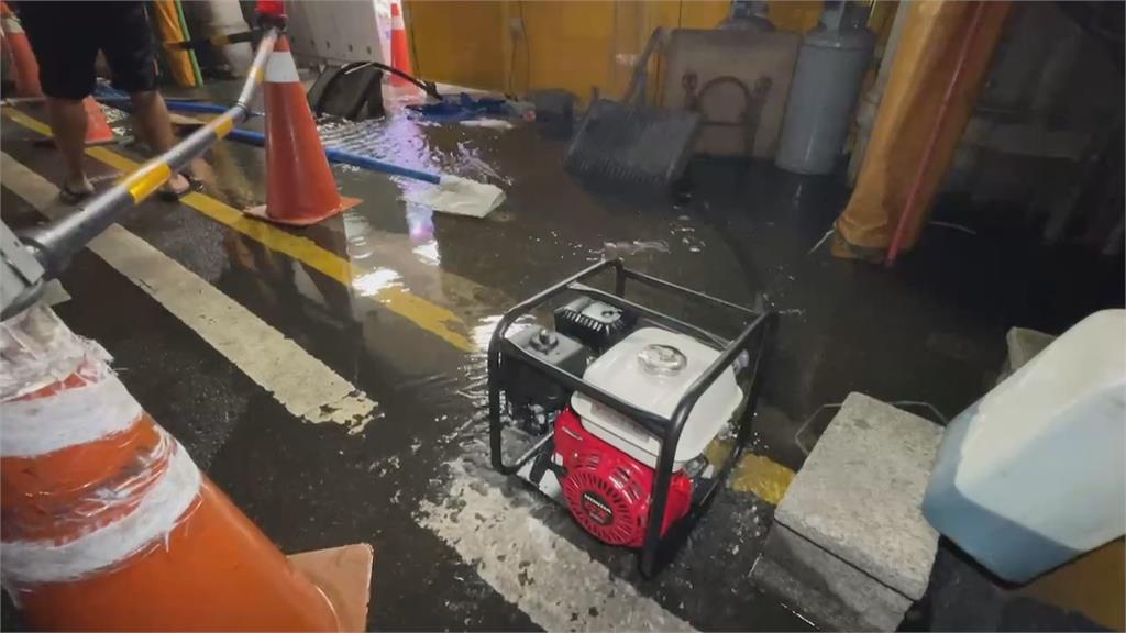 基隆市區海水倒灌 車道、騎樓慘淹店家急著掃水