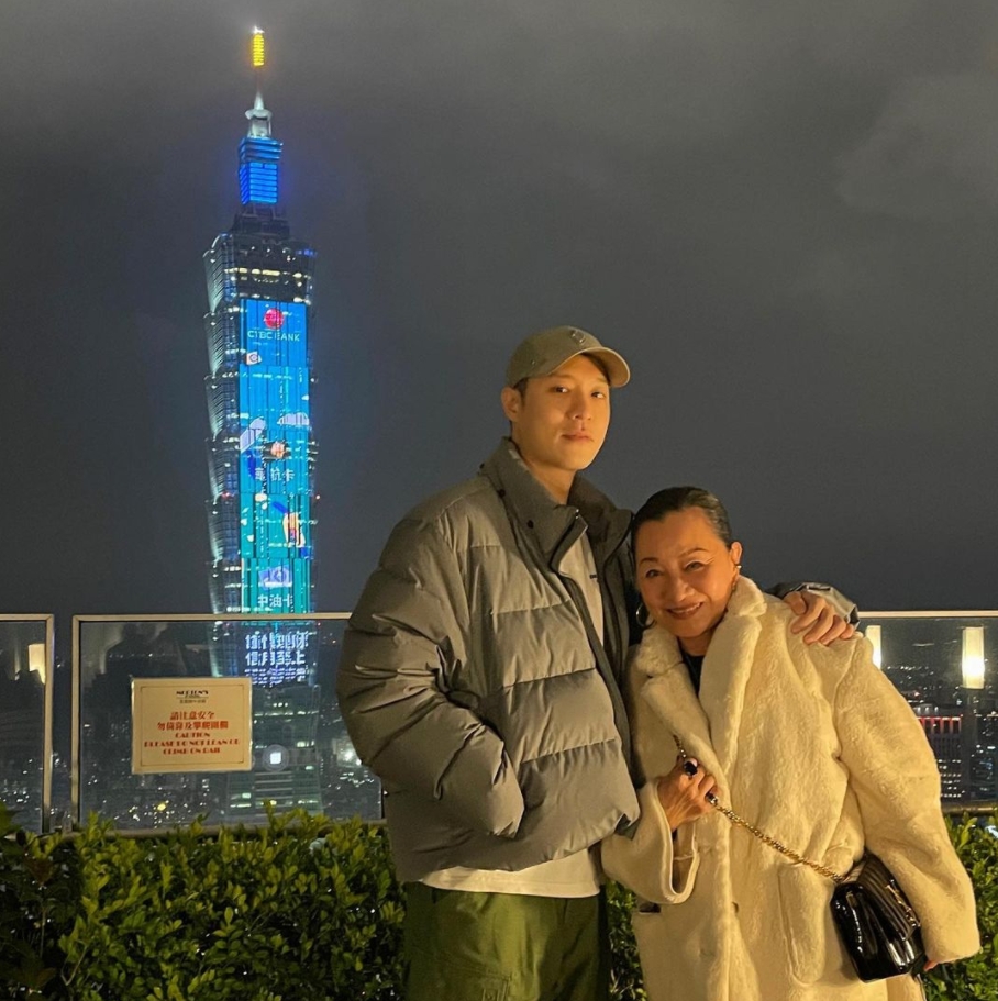 周湯豪元旦曬「摟妹看煙火」甜照!「真實身分」曝光網狂讚:太暖了
