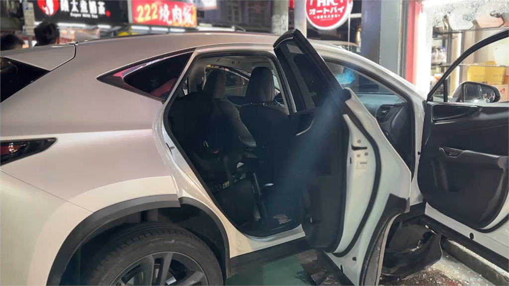 快新聞／又是毒駕！桃園白車失控撞安全帽店　車上驚見一堆「喪屍煙彈」