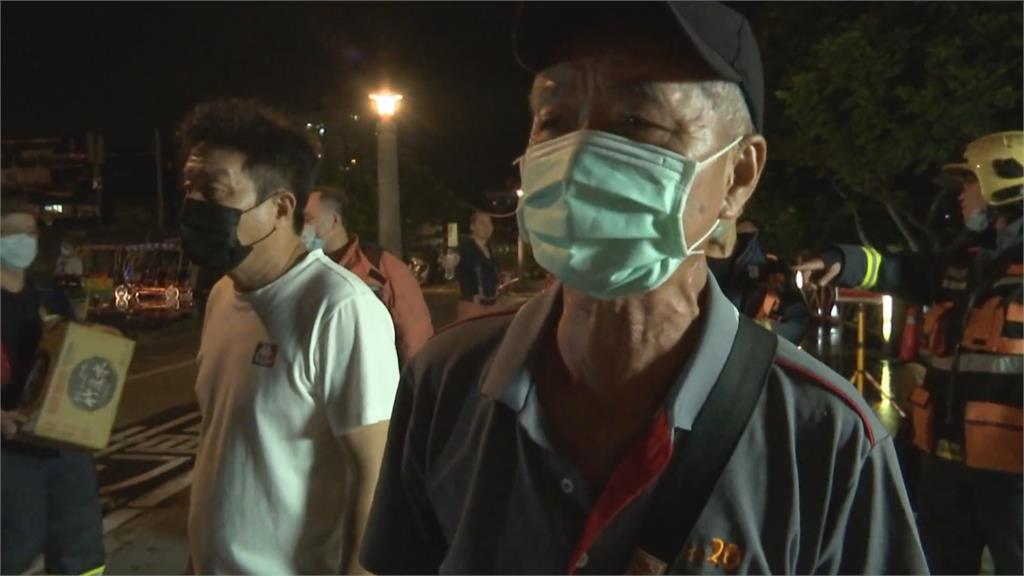 疑充電器故障釀起火 八里腳踏車店暗夜陷火海