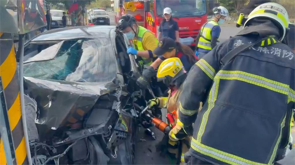 民眾家門口整理垃圾險遭撞　台東女駕駛暴衝一度受困