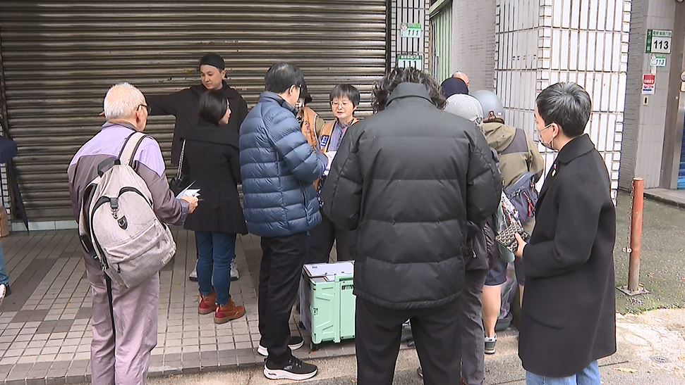 拔羅波.文山退葆設聯合連署 志工遭嗆擋路.罷免文宣被撕破