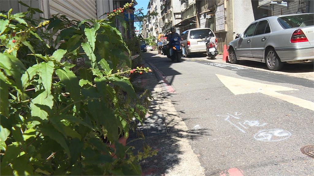 不滿女友不接電話! 男友夥同壯漢「擄人上車」畫面曝光