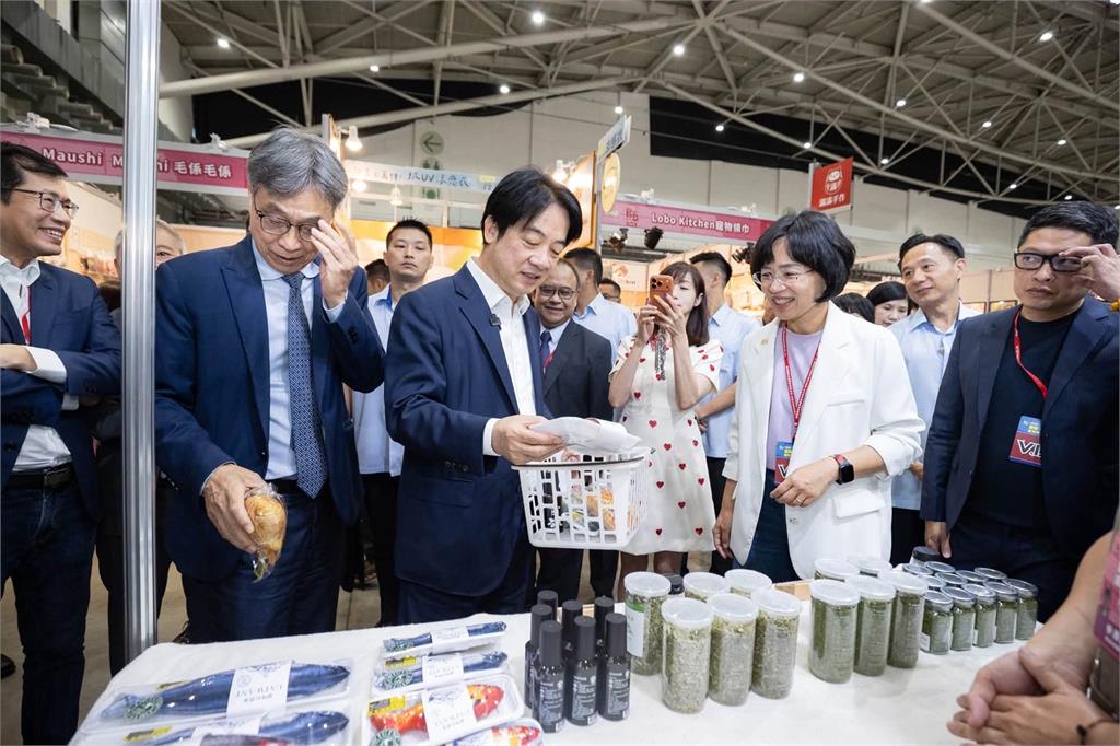 逛寵物展趁機幫愛犬"補貨"　賴總統連肉條都親自試吃！