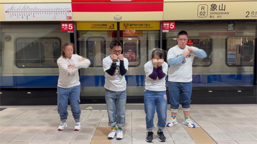 有搭有保庇！淡水信義線期間限定　媽祖彩繪列車出發