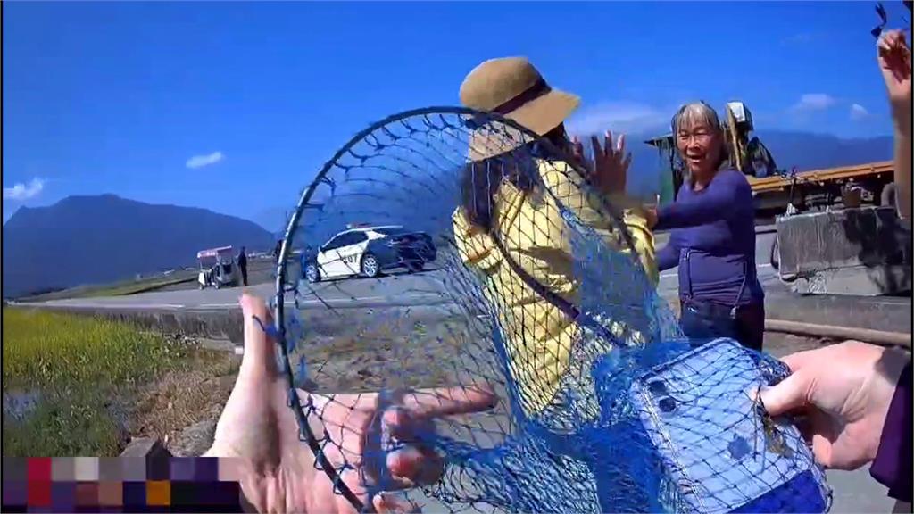 出遊手機飛水溝！　警民合力DIY「加長撈魚網」成功撿回