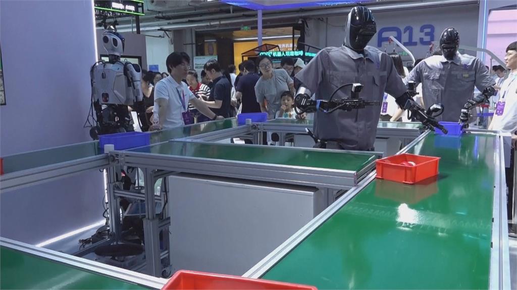 機器人會打拳擊也會跳舞　沒電還會自己換電池