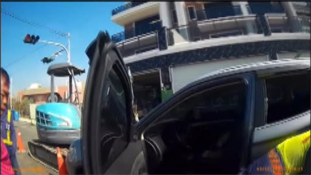 疑精神不濟釀禍！彰化婦人自撞挖土機　昏迷車內、警消破窗救人