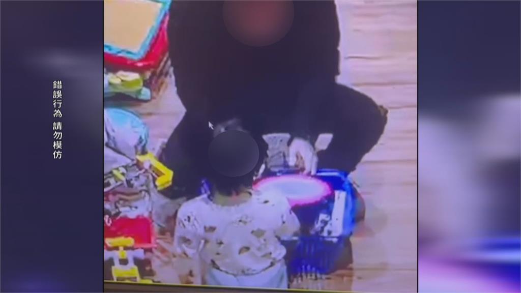 喜歡蒐集公仔卻不花錢買? 最壞榜樣!賊當兒面偷東西