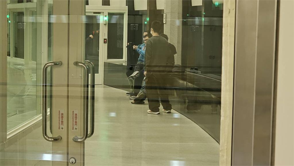 最新／晚安小雞回來了！恐得繼續吃牢飯　一下機就被台航警逮捕