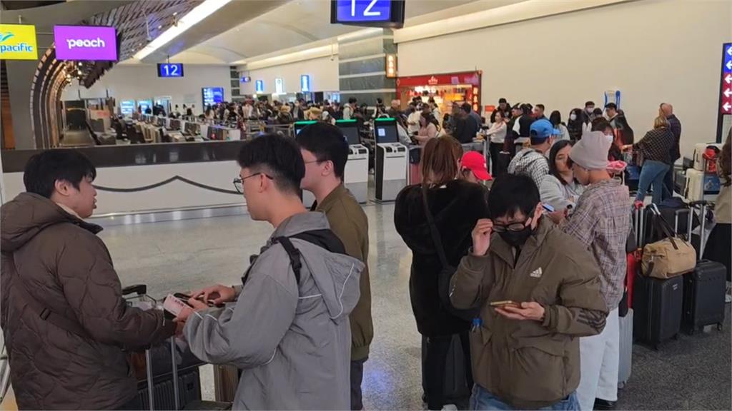 快新聞/出國熱潮!連假第二天「桃機人、車潮略減」 全日上看7萬人出境