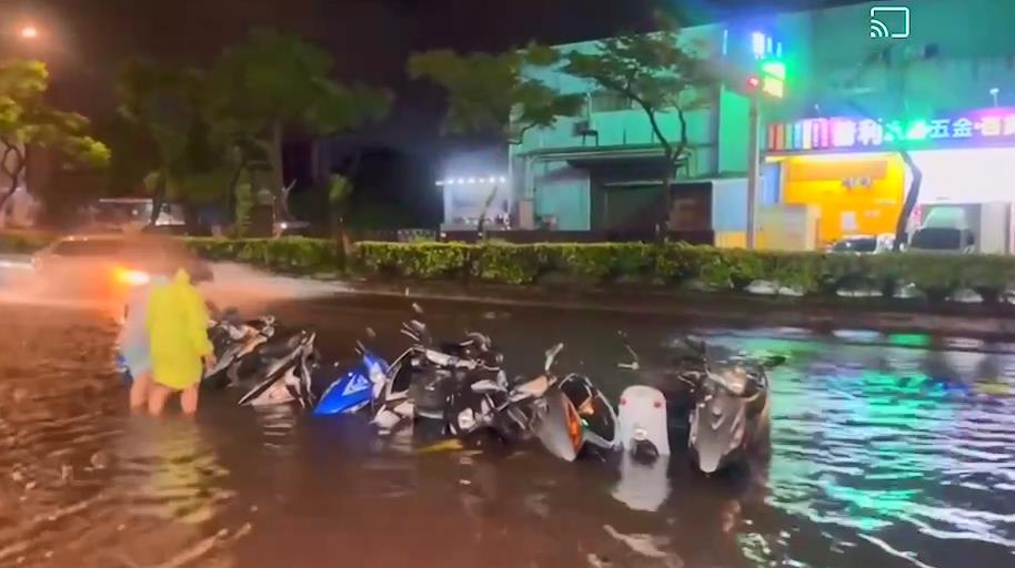 圖輯／22日晚間夜豪雨成災　北台灣各地陸續傳淹水、樹倒等災情