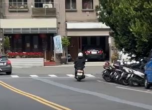 嚇到不敢靠近！　老婦騎車拖行廢棄床墊一路冒火花