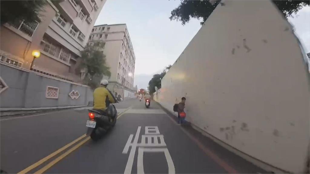 驚險上學路！　圍牆旁無通學步道、小學生與車爭道