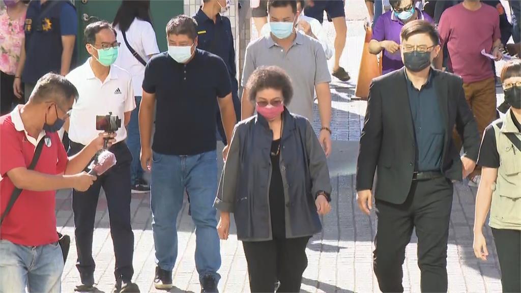 快新聞/久未露面! 陳菊一早赴五福國中投票 籲支持18歲公民權