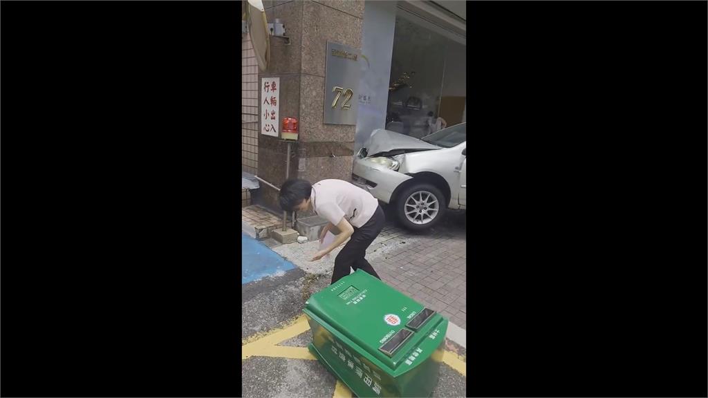 86歲老翁誤踩油門暴衝 郵筒遭撞飛噴進藝品店
