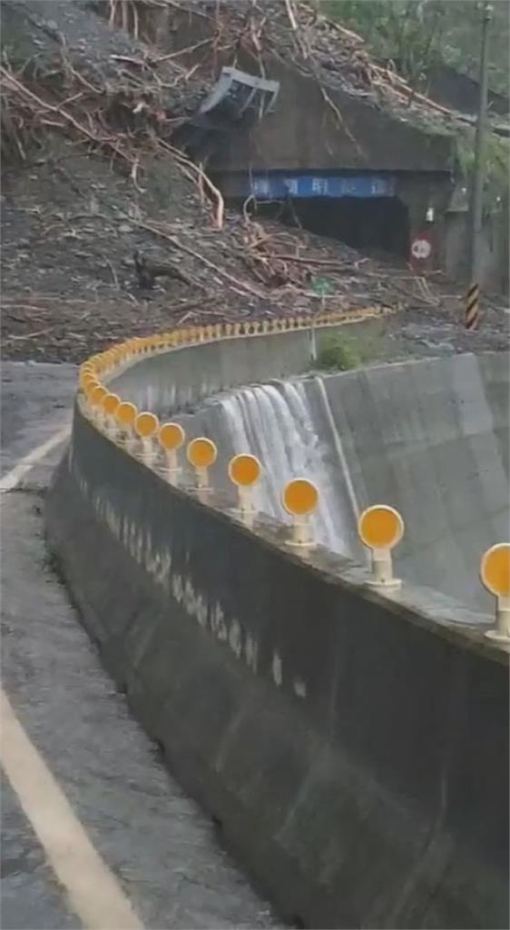 豪雨狂炸！全台災情頻傳　新北三峽山區路毀、高雄山崩隧道封閉畫面曝