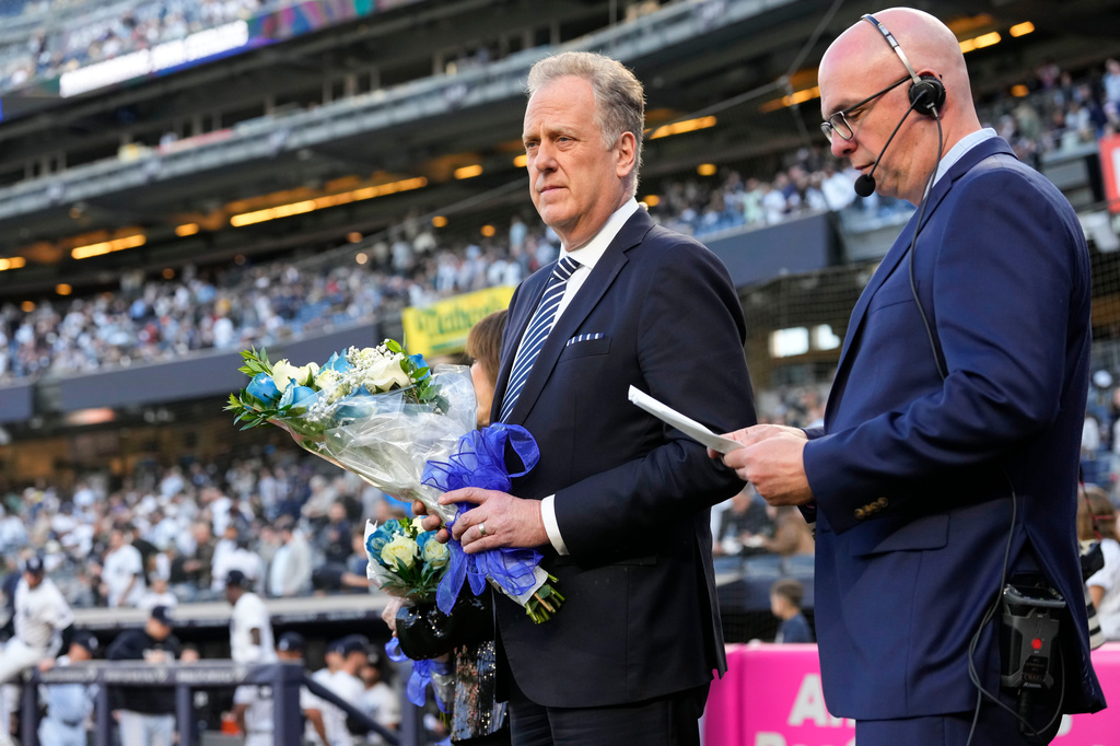MLB(影)／「洋基之聲」驟逝YES主播凱伊淚崩！轉播法官開轟向故人致敬