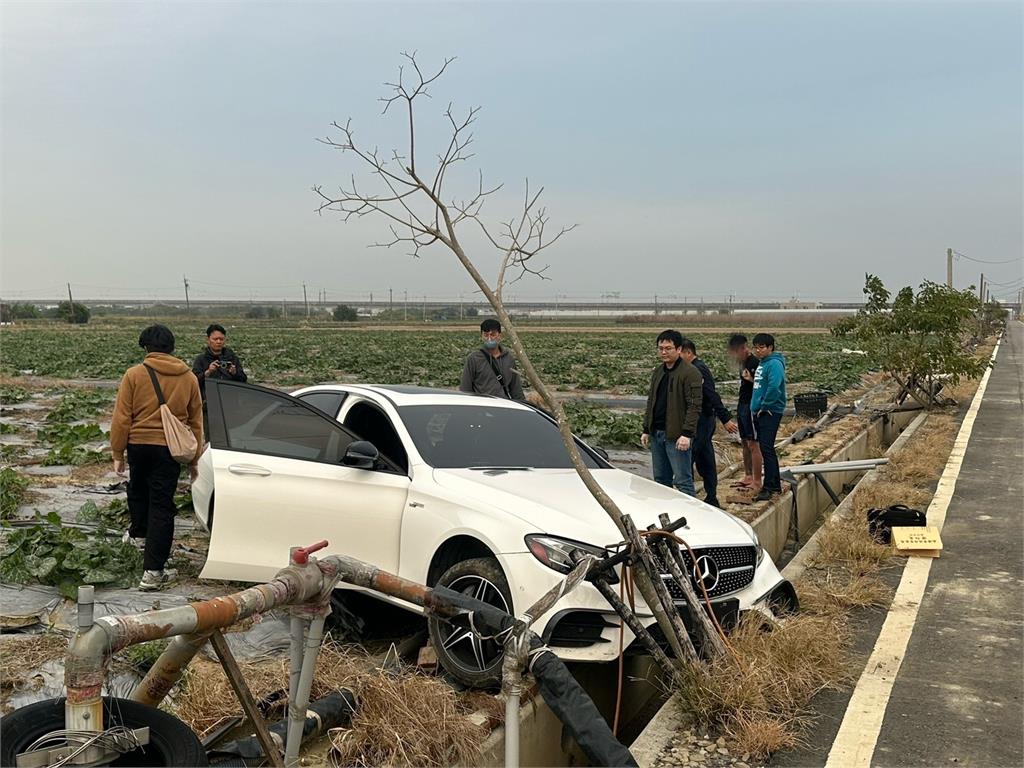 超衰車商！　假試車油門一踩就開走　　兩百萬賓士被撞爛