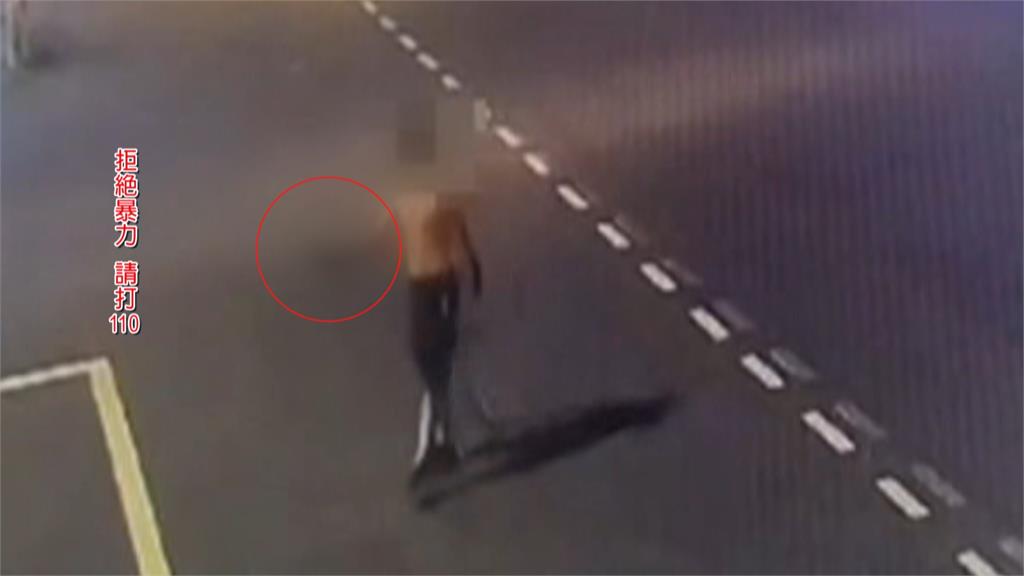 練武功? 南投竹山驚見男子打赤膊"路中狂揮刀"