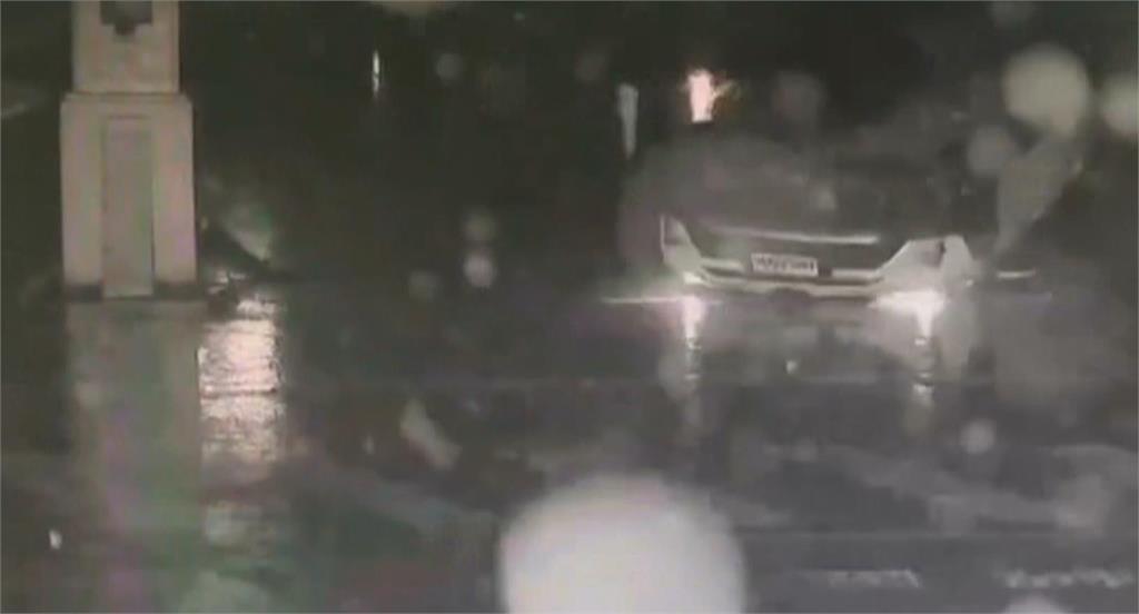 壓到洞？疑路面坑洞積水釀自摔　彰化騎士擦挫傷稱壓到雜物打滑