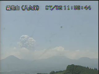 鹿兒島11天狂震逾800次!新燃岳火山「噴發2800米高煙柱」最新畫面曝