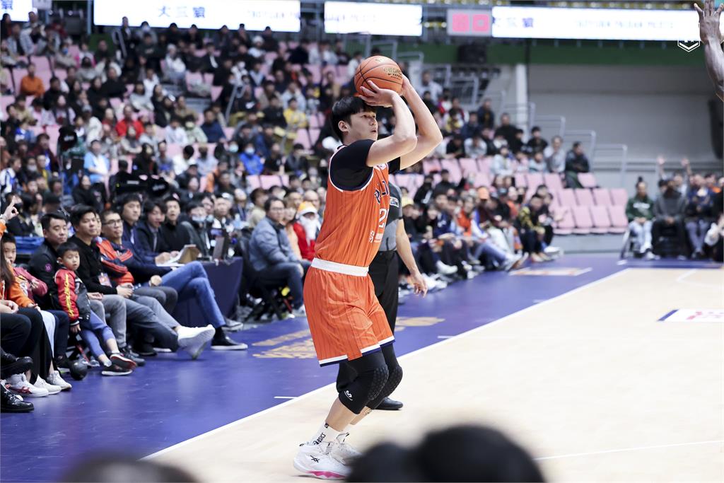 PLG/五年俱樂部再+1!國家隊長人林正與領航猿續長約 成球隊本土第五人