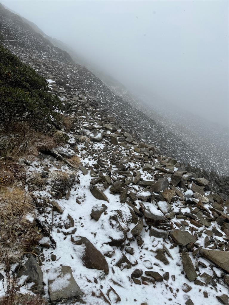 快新聞／雪山迎來初雪！　絕美銀白世界「畫面曝光」