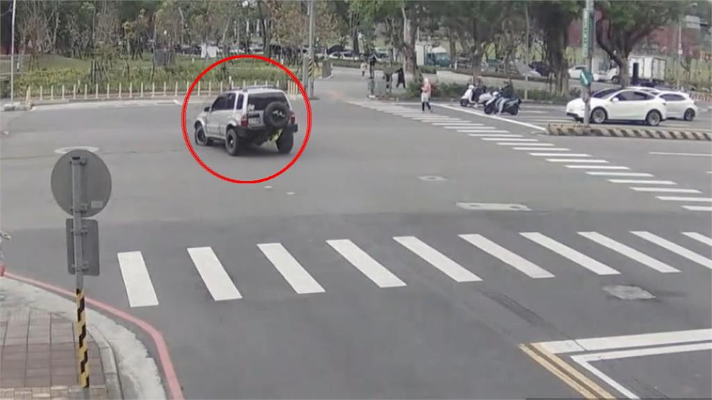 有影／爆胎又噴火飆上國道　逮駕駛「罪刑一籮筐」依法送辦