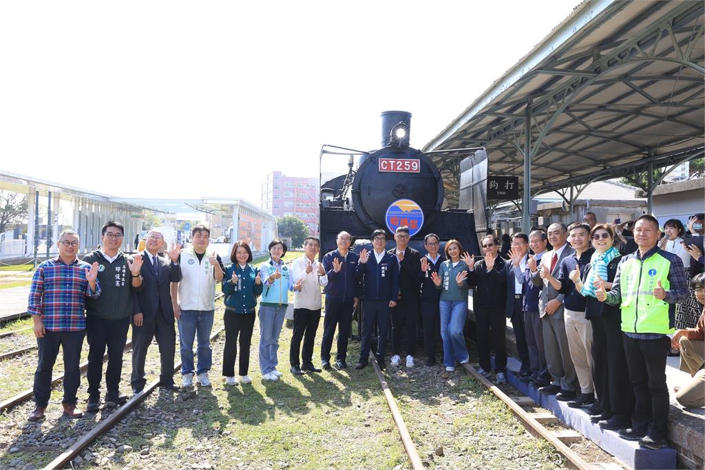 停駛超過16年!鐵路高雄港臨港線今復駛 吸引大批遊客重溫回憶