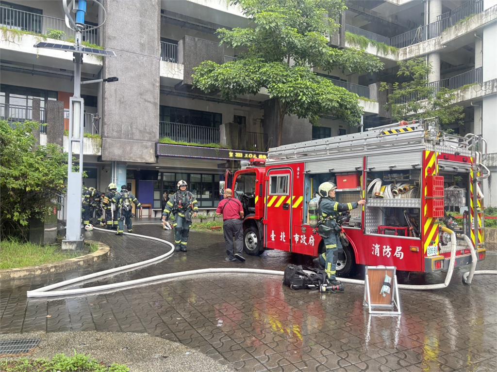 快新聞／大同區明倫高中1樓起火　燒燬機房設備　無人傷亡