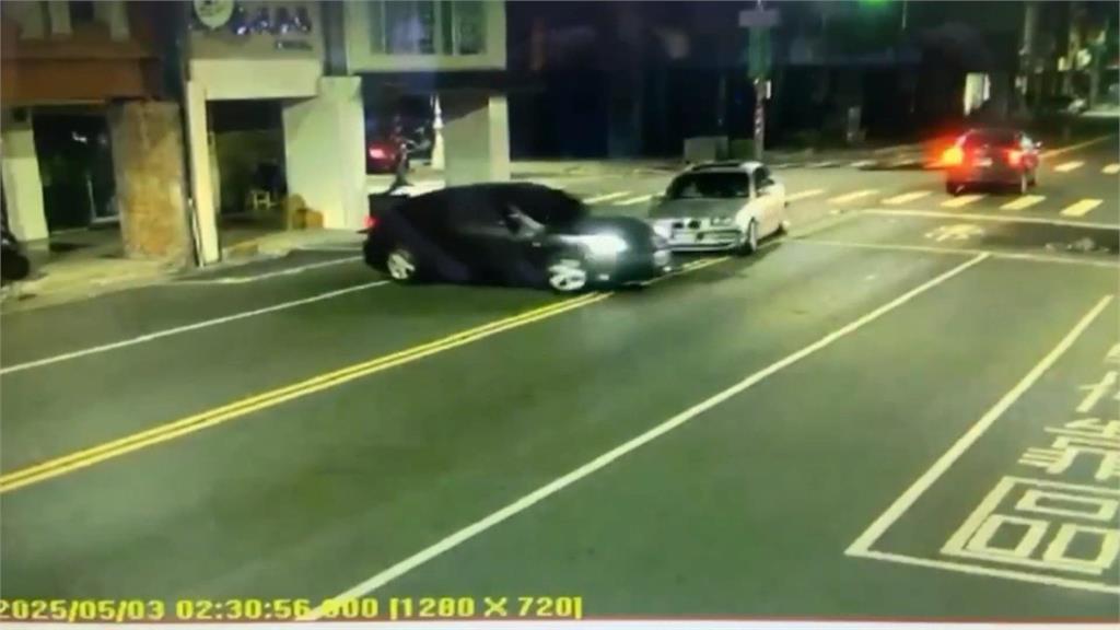 都有錯!後方直行車沒開大燈 駕駛路邊違規大迴轉被撞上
