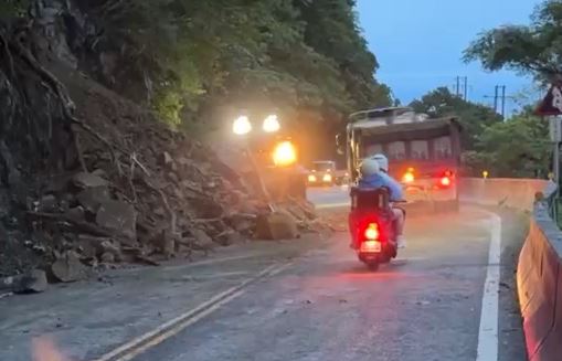 台九線上午落石砸車 下午連2次坍方交通一度中斷