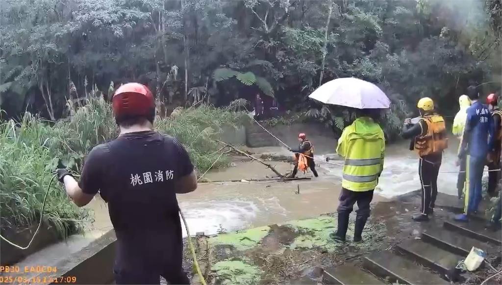 溪水暴漲!桃園4人掃墓受困 消防員橫渡救援