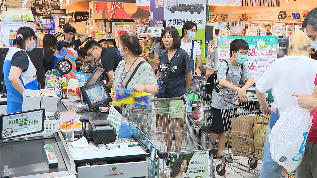 中秋烤肉夯! 賣場設「烤肉專區」湧人潮 補貨補不停 中秋節就是要烤肉! 賣場設「烤肉專區」人潮滿滿