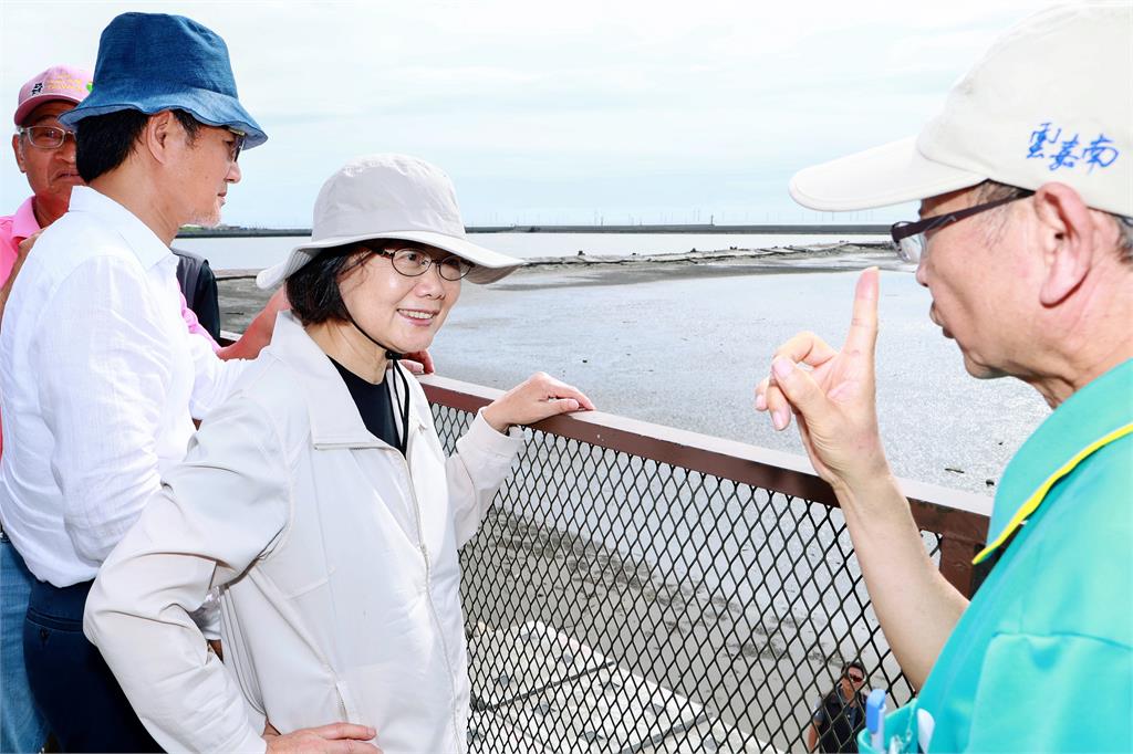 卸任後魅力依舊！蔡英文走遍地方　民眾巧遇激動落淚喊：台灣媽祖婆