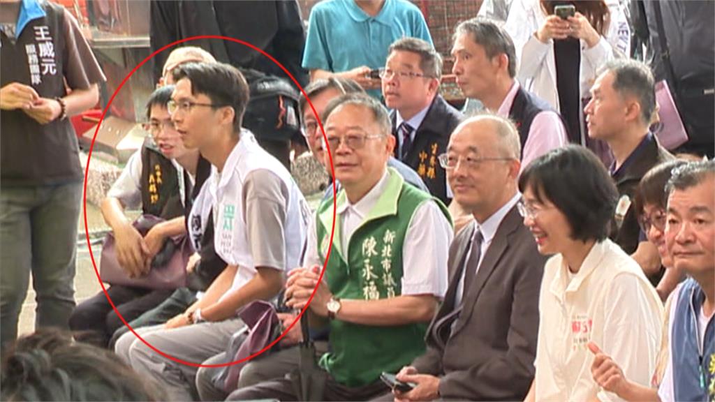 不是親生的有差？李四川頻同框小雞　民眾黨參選人疑遭冷落