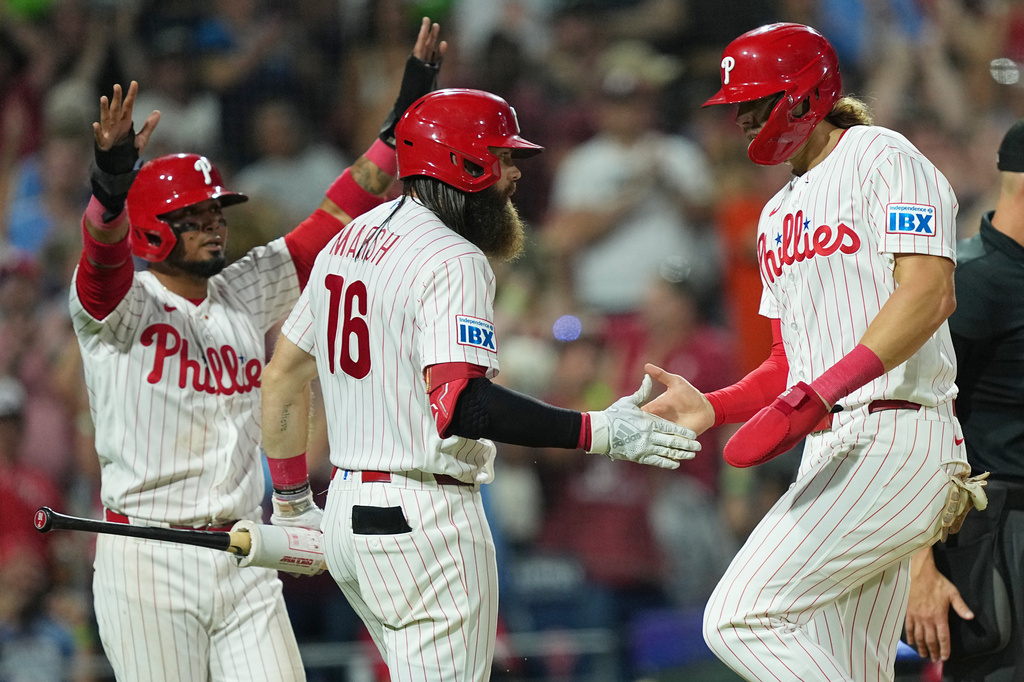 MLB(影)／費城人外野手馬許生涯首度演出登牆接殺美技！感謝球迷「放手」沒干擾