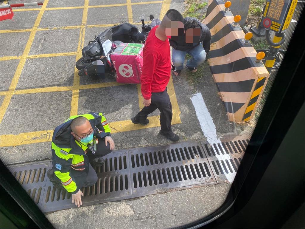 超離奇！男子趁外送員取餐「偷機車落跑」10分鐘後遭火車撞死