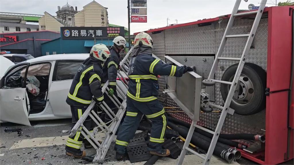 桃園蘆竹消防車遭撞「掀肚」躺路中！　２消防員、５民眾受傷送醫　