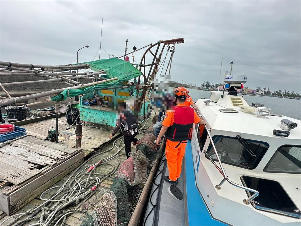 快新聞/嘉義東石外海驚魂!釣客船隻失去動力險擱淺 海巡火速救援
