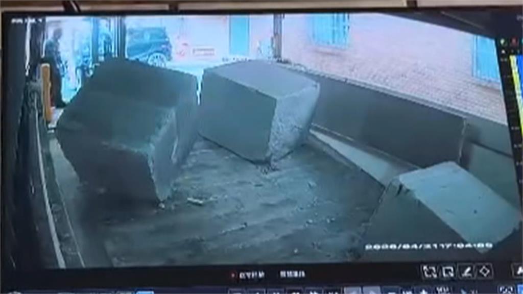 地主派人載運３巨石堵停車場入口　三重土地糾紛！住戶傻眼無法進出