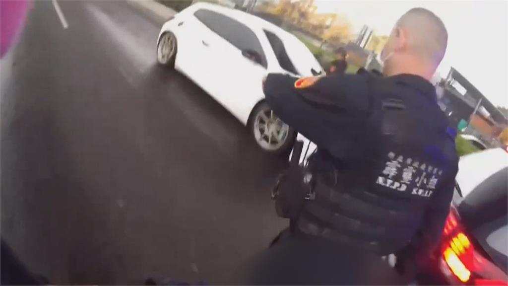 下車! 毒蟲狂逃3公里困車陣 警舉槍大聲喝令