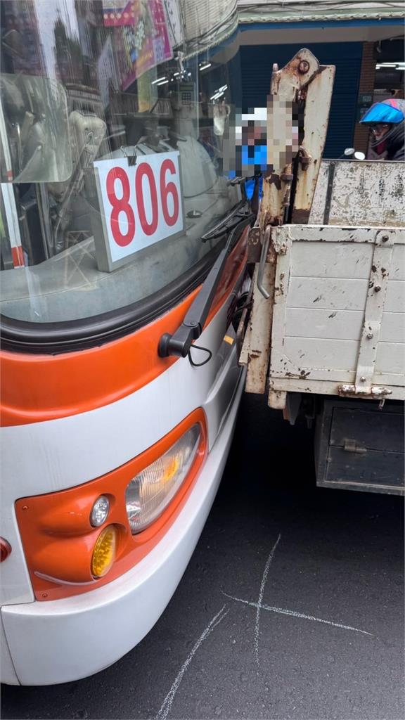 快新聞/新北蘆洲公車、貨車碰撞事故 現場畫面曝光