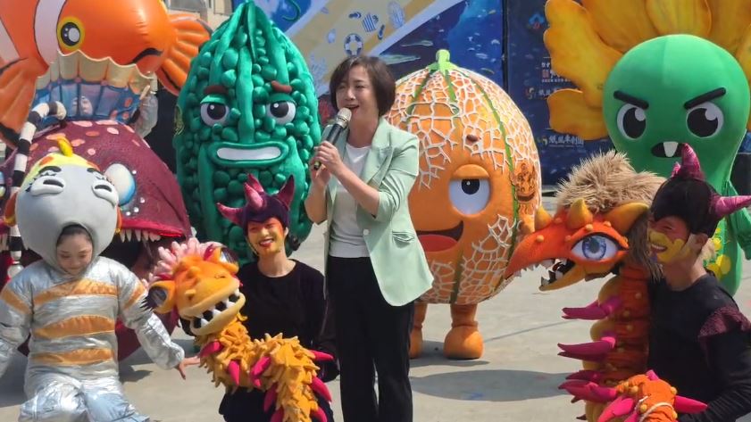 「孩子王」何欣純玩球宣傳客家戲　江啟臣祭20政見拚交通