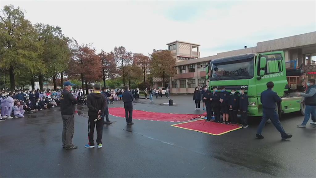 輪胎轉彎「氣球爆裂」　大卡車入校宣導籲遠離大車