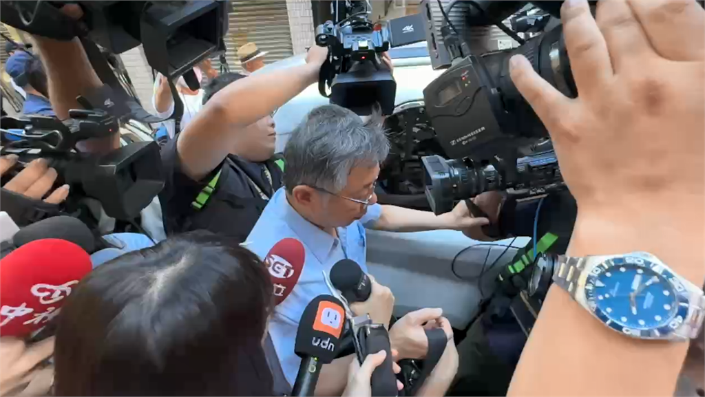快新聞/爭議連環爆!柯文哲出門一語不發 台灣國一早噴漆嗆:一家都賊